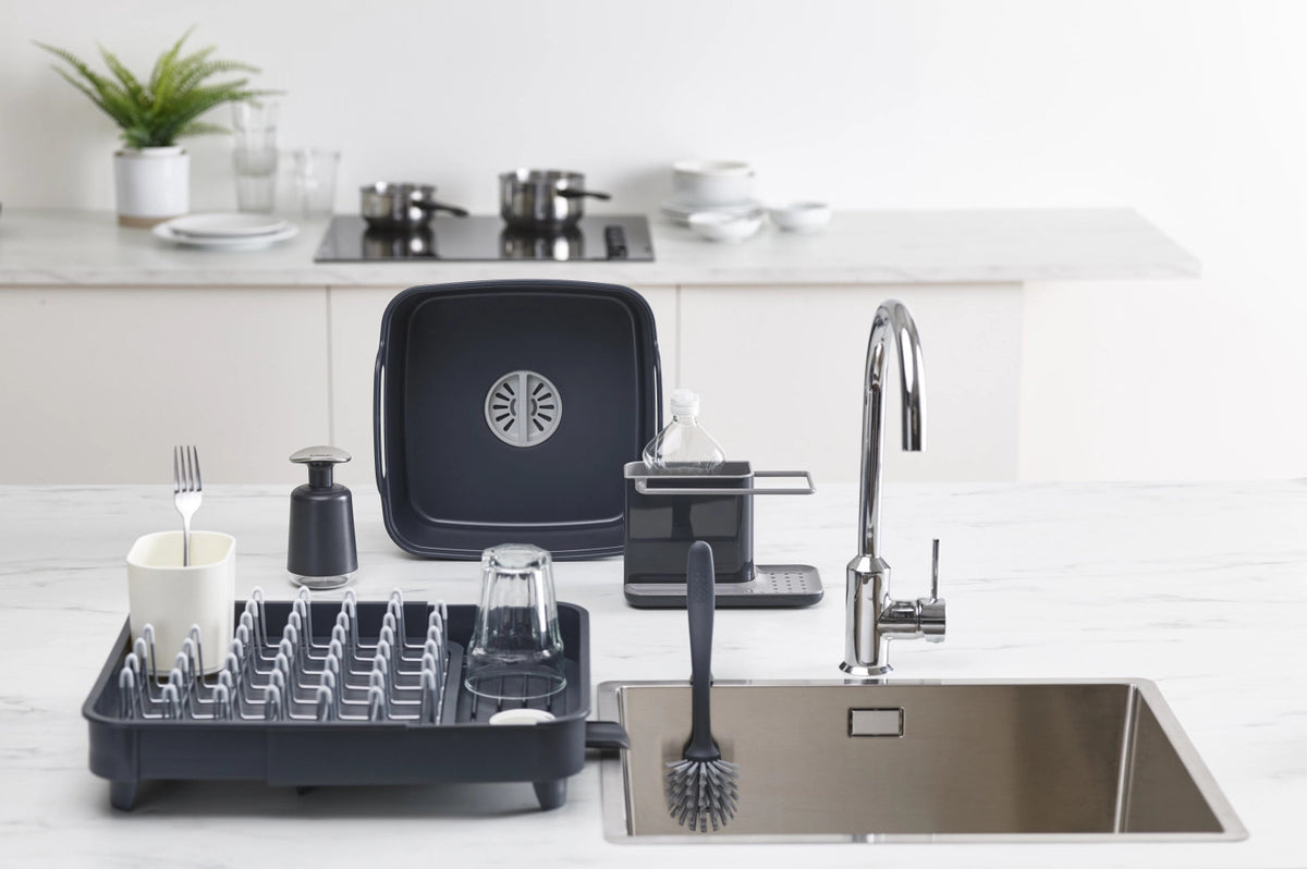 Edge Dish Reinigungsbürste grau in Silber präsentiert im Onlineshop von KAQTU Design AG. Abwasch ist von Joseph Joseph