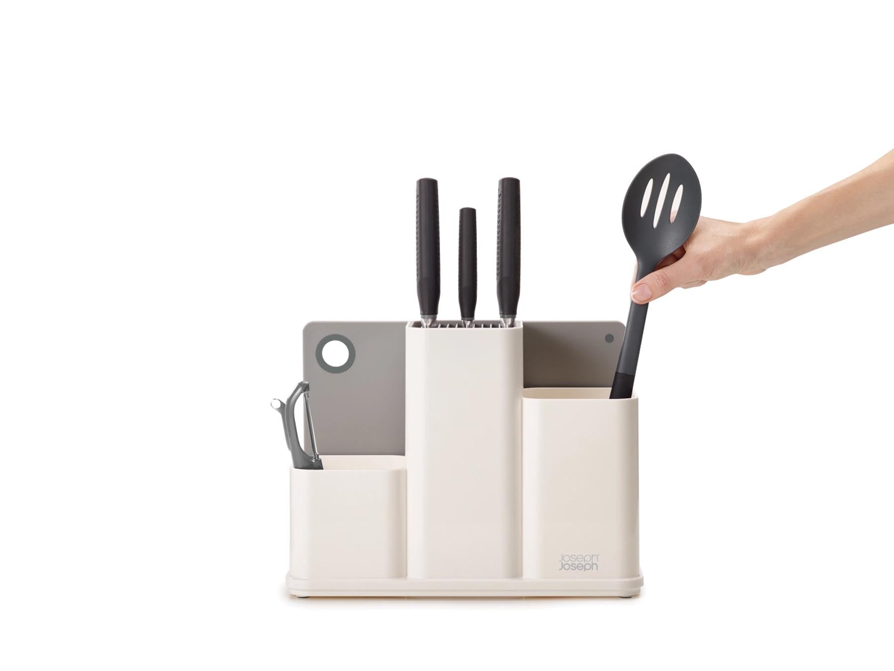 Elegantes Schneidebrett-Set in Weiß und Hellgrau von Joseph Joseph, ideal für moderne Küchen. Praktische Aufbewahrung und stilvolles Design.