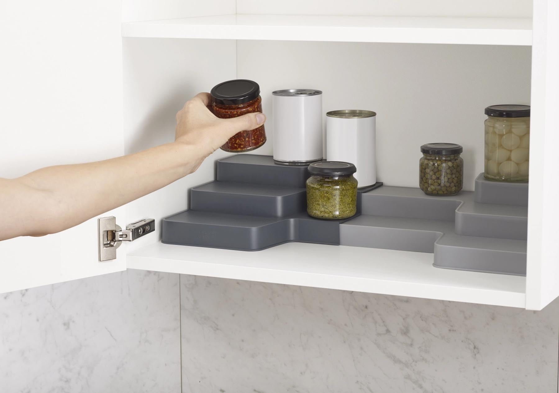 Praktischer und stilvoller CupboardStore Organizer in modernem Grau, perfekt zur platzsparenden Aufbewahrung von Geschirr und Küchenzubehör.