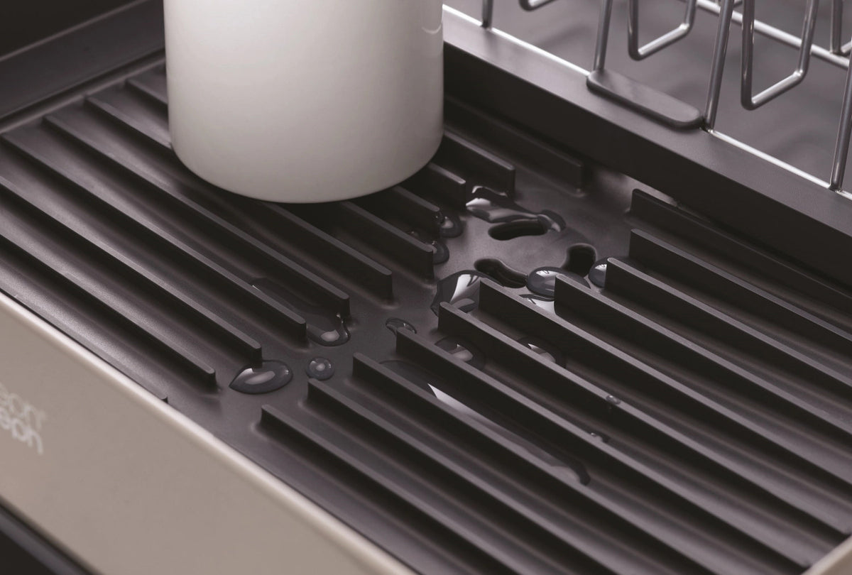 Extend Steel ziehbarer Abtropfgest. mit Ablaufstutzen - Grau in Grau präsentiert im Onlineshop von KAQTU Design AG. Abwasch ist von Joseph Joseph