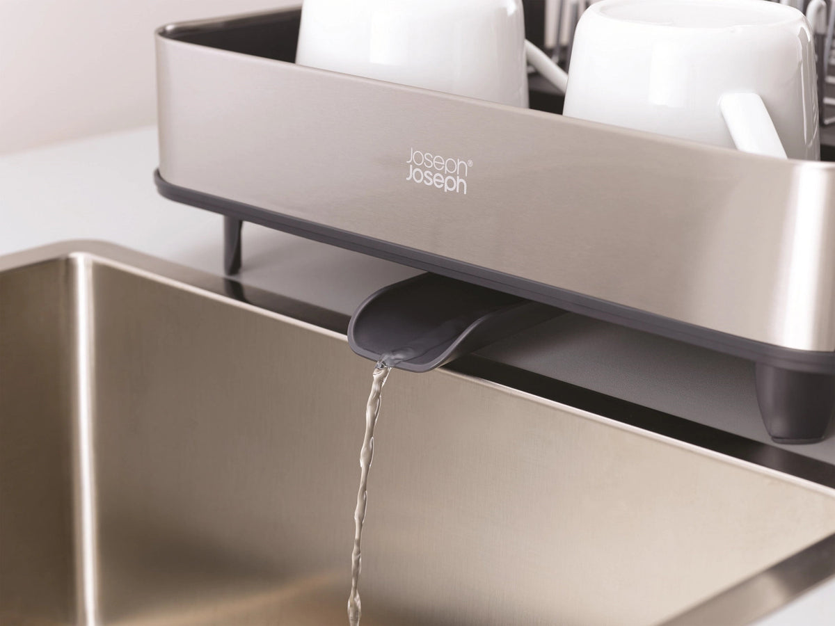 Extend Steel ziehbarer Abtropfgest. mit Ablaufstutzen - Grau in Grau präsentiert im Onlineshop von KAQTU Design AG. Abwasch ist von Joseph Joseph