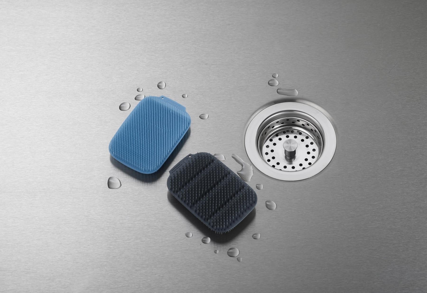 Zwei CleanTech Spülbürsten in Blau und Grau, ideal für die Reinigung von Geschirr und Töpfen, präsentiert von Joseph Joseph.