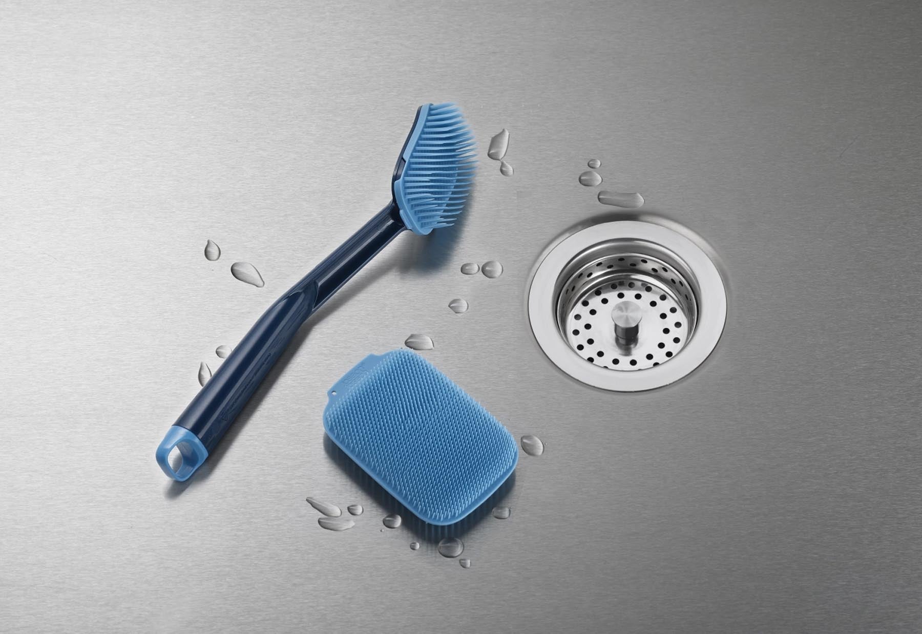 Zweiteiliges Set aus blauen Spülbürsten und Schrubber von Joseph Joseph, ideal für effiziente Reinigung in der Küche.