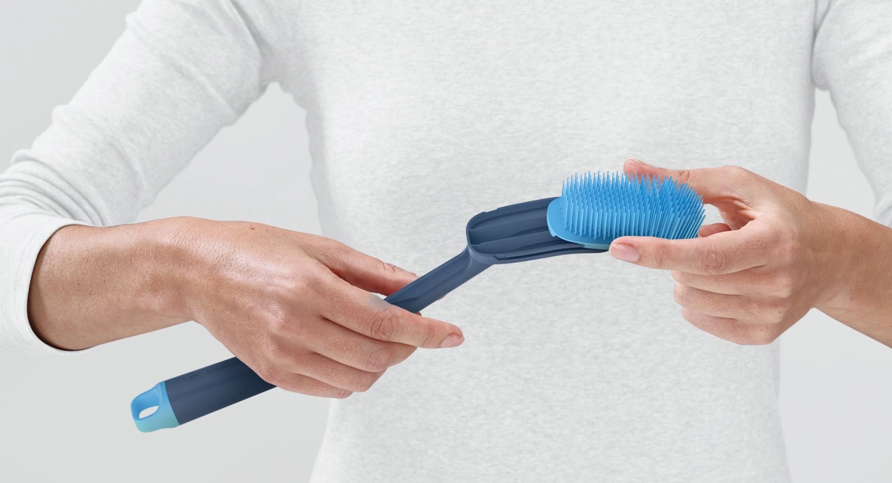 Praktisches 2-teiliges Set in Blau, bestehend aus Spülbürsten und Schrubber von Joseph Joseph, perfekt für müheloses Reinigen von Geschirr und Oberflächen.