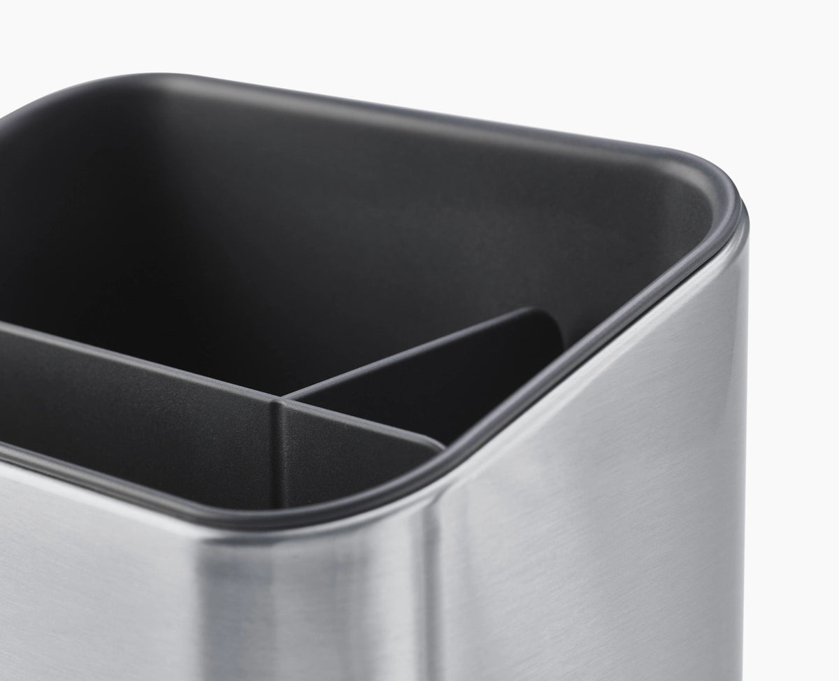 Surface Gestufter Spülen-Organizer in Silber präsentiert im Onlineshop von KAQTU Design AG. Aufbewahrungsbehälter ist von Joseph Joseph