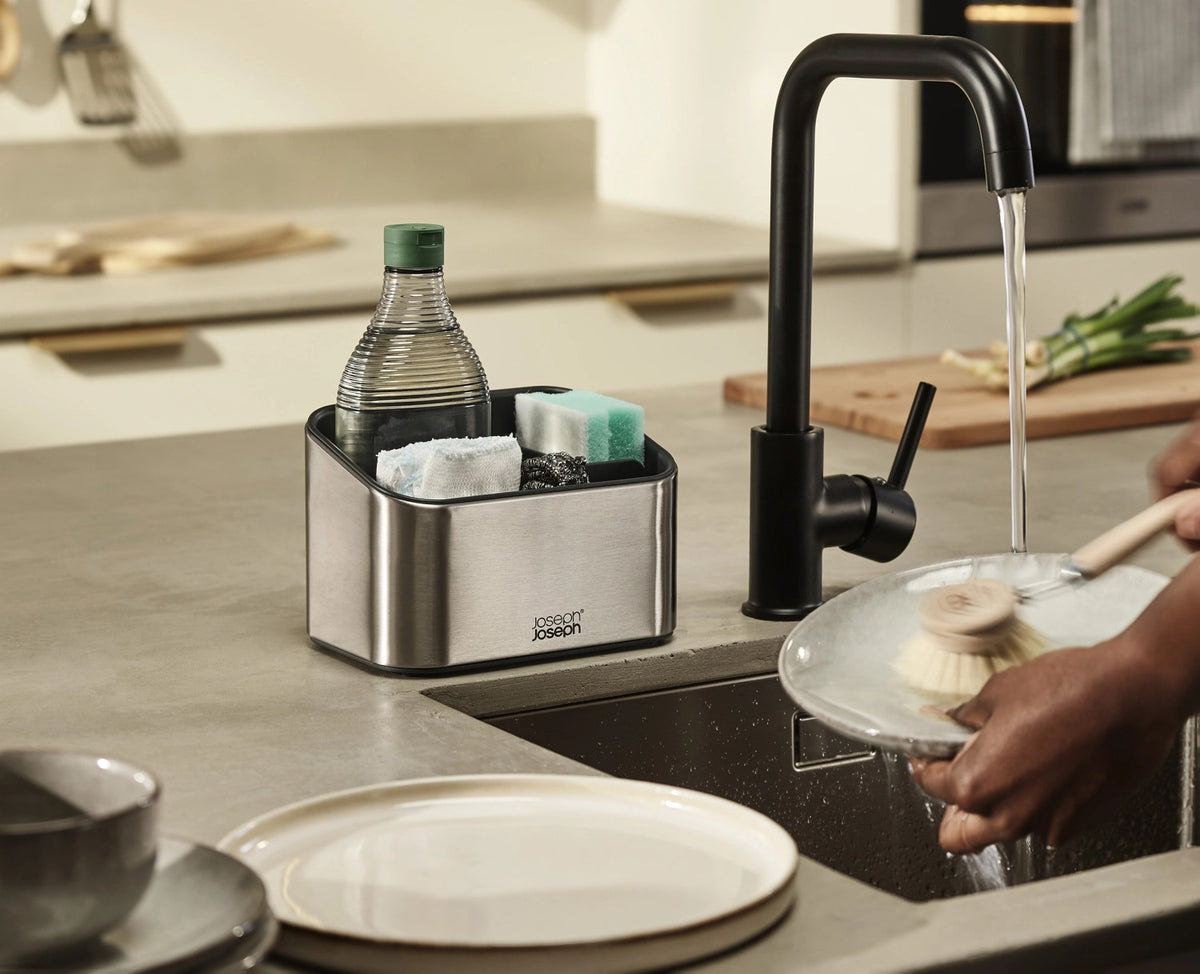 Surface Gestufter Spülen-Organizer in Silber präsentiert im Onlineshop von KAQTU Design AG. Aufbewahrungsbehälter ist von Joseph Joseph