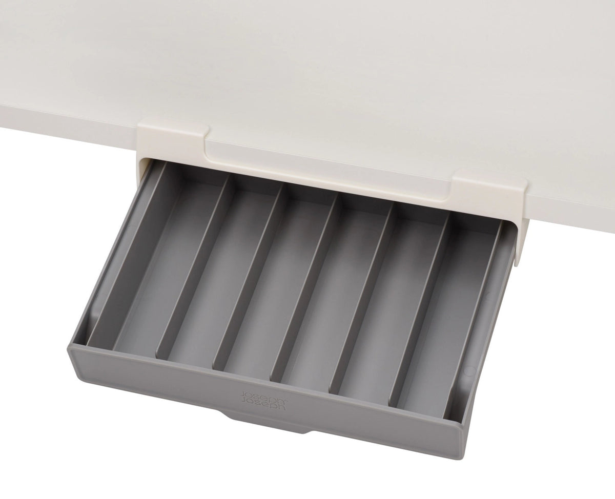 CupboardStore Kaffeekapselschublade in Silber präsentiert im Onlineshop von KAQTU Design AG. Küchenhelfer ist von Joseph Joseph