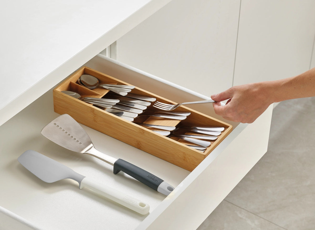 DrawerStore Kompakter Besteckkasten aus Bambus in Braun präsentiert im Onlineshop von KAQTU Design AG. Küchenhelfer ist von Joseph Joseph