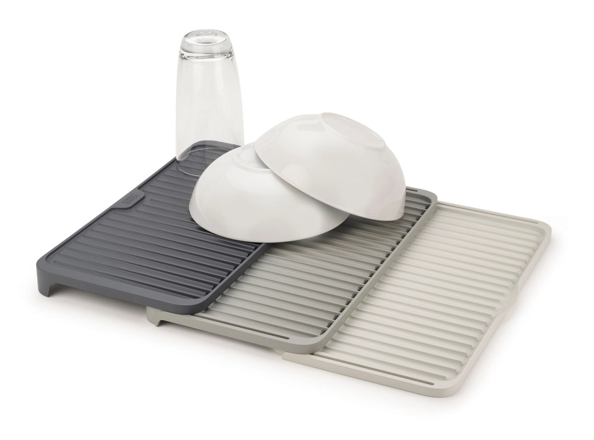 Tier Vergrößerbares Abtropfgestell - Grau in Silber präsentiert im Onlineshop von KAQTU Design AG. Abwasch ist von Joseph Joseph