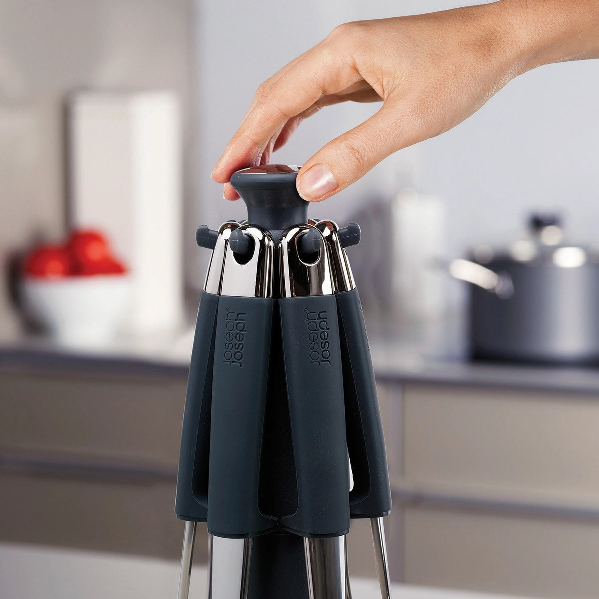 Edelstahl Collection Elevate Karussell - Edelstahl Nylon in Silber präsentiert im Onlineshop von KAQTU Design AG. Küchenhelfer ist von Joseph Joseph