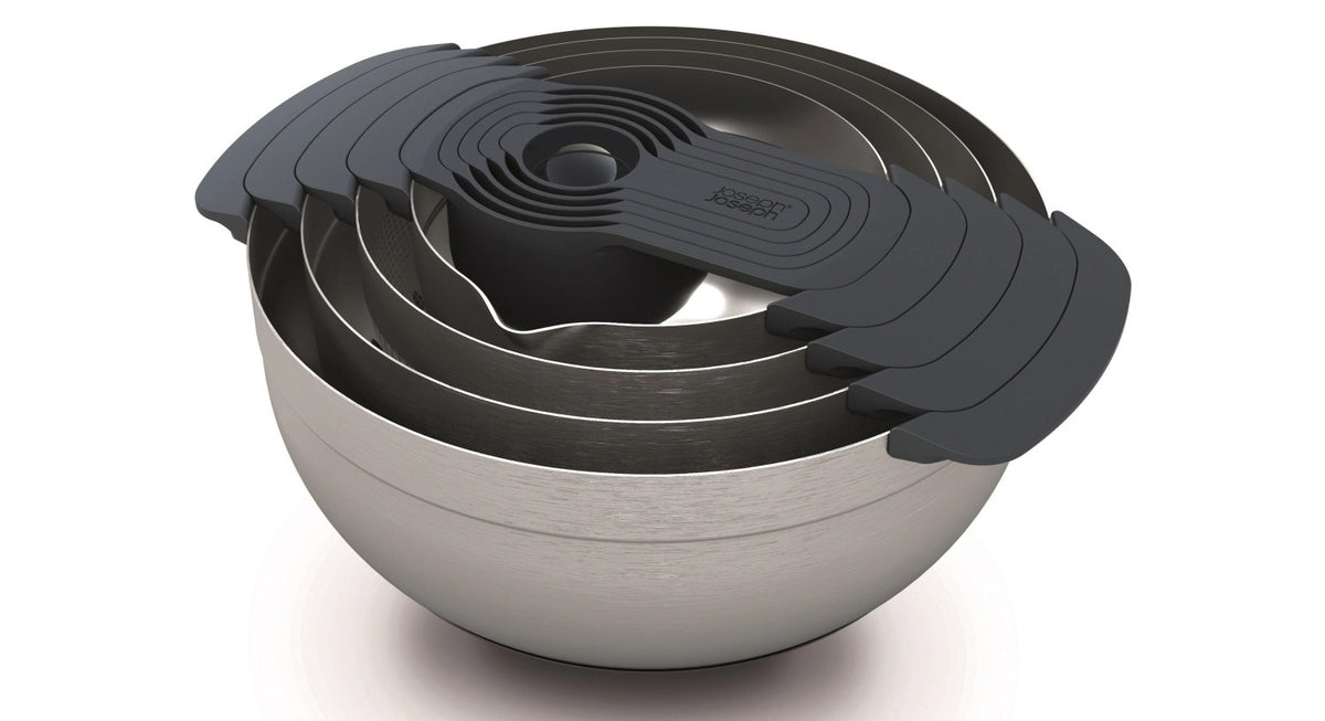 Nest Steel 9 Collection Schüssel- Messlöffelset 9-tlg. in Schwarz präsentiert im Onlineshop von KAQTU Design AG. Küchenhelfer ist von Joseph Joseph
