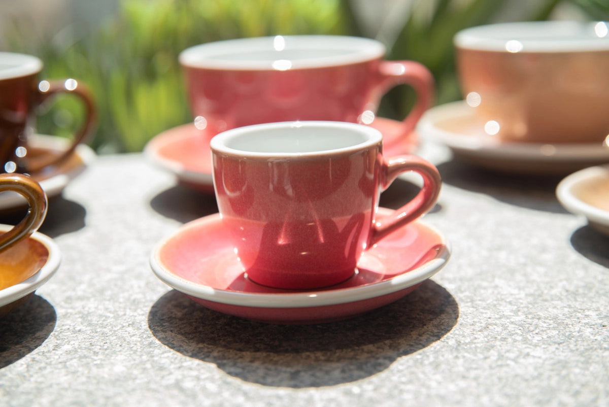Egg Espresso Tasse 80ml in Beere präsentiert im Onlineshop von KAQTU Design AG. Espressotassen ist von Loveramics