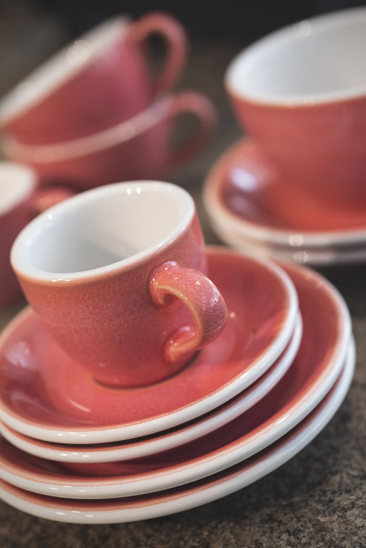 Egg Untertassen für Espresso bis Café Latte in Beere präsentiert im Onlineshop von KAQTU Design AG. Untertassen ist von Loveramics