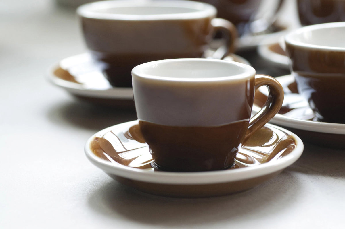 Egg Untertassen für Espresso bis Café Latte in Braun präsentiert im Onlineshop von KAQTU Design AG. Untertassen ist von Loveramics