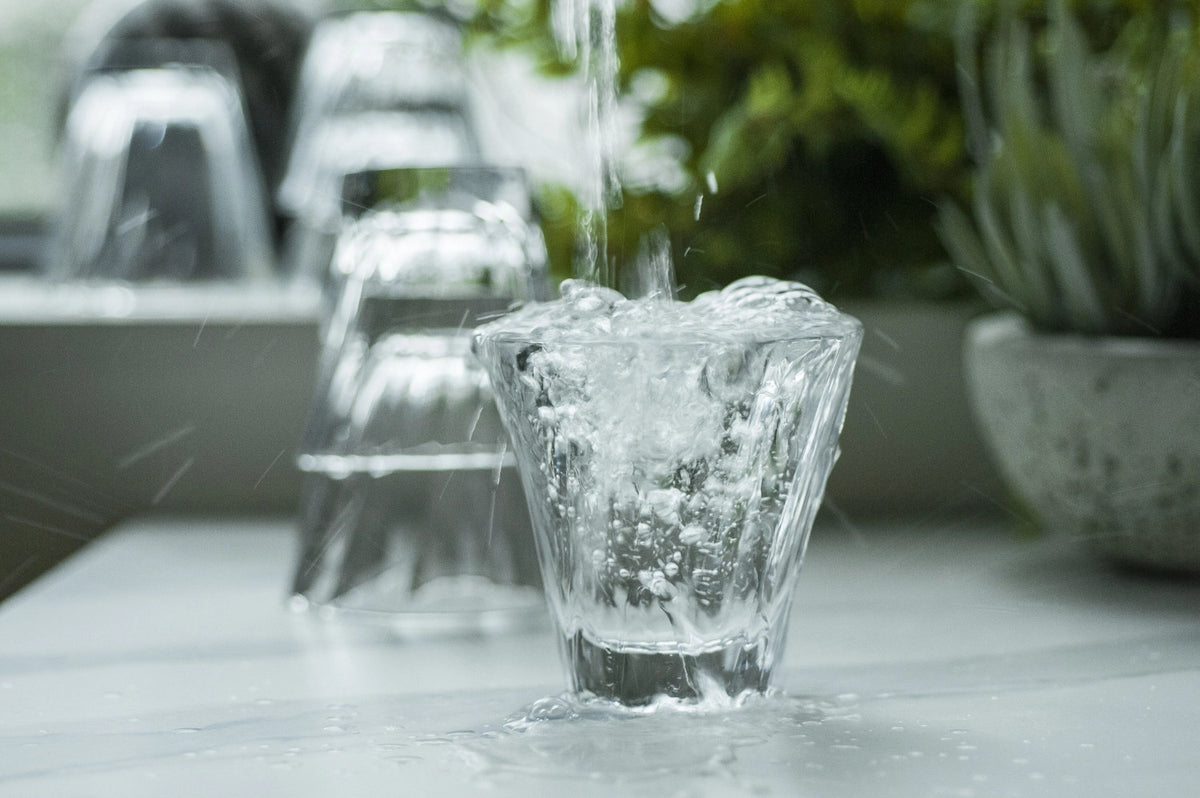 Twisted Cortado Glas  klar , Urban Glass in Transparent präsentiert im Onlineshop von KAQTU Design AG. Tasse ist von Loveramics