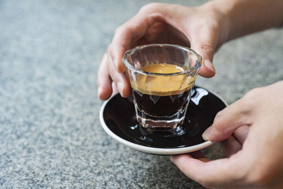 Twisted Espresso Glas  klar , Urban Glass in Transparent präsentiert im Onlineshop von KAQTU Design AG. Espressotassen ist von Loveramics