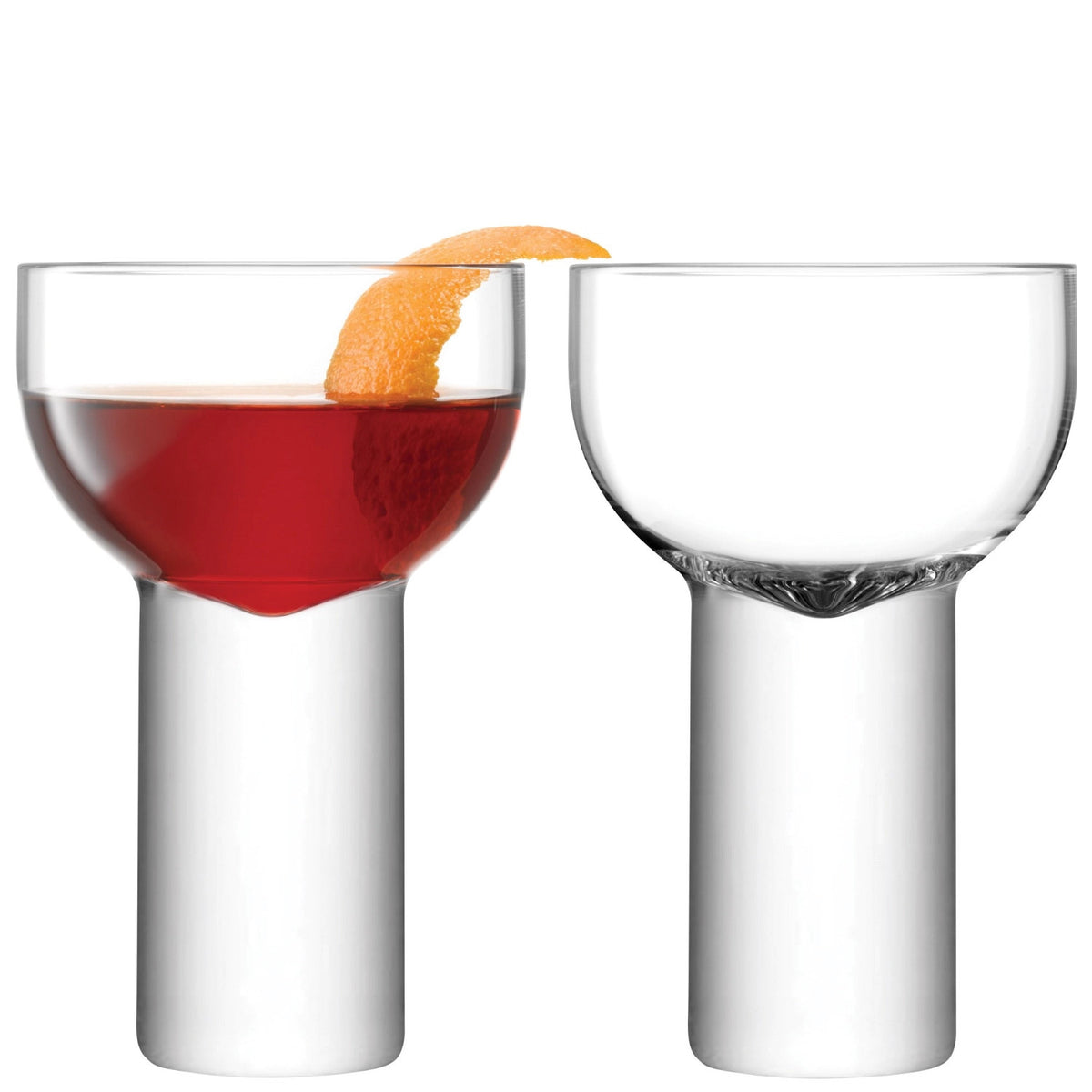 Zwei transparente Nick & Nora Cocktailgläser aus mundgeblasenem Glas der Marke LSA, klassische schlanke Form, je 185 ml Fassungsvermögen.