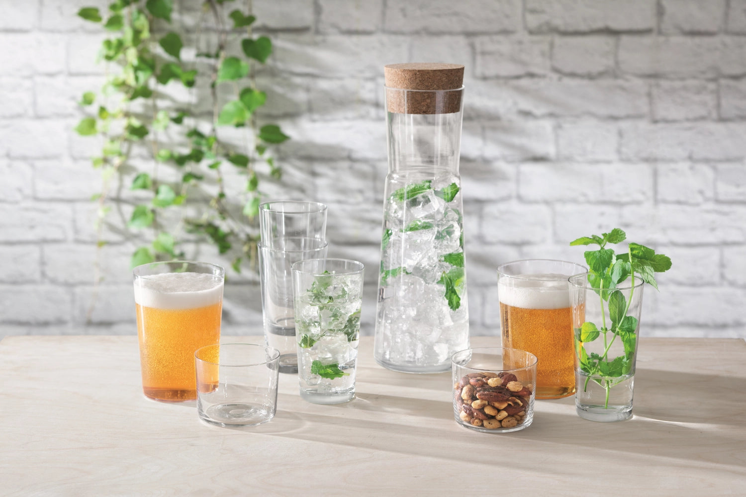 Stilvolles 4er Set Gio Becher von LSA, 560ml, aus klarem Glas, ideal für festliche Anlässe und exquisite Getränkepräsentation.