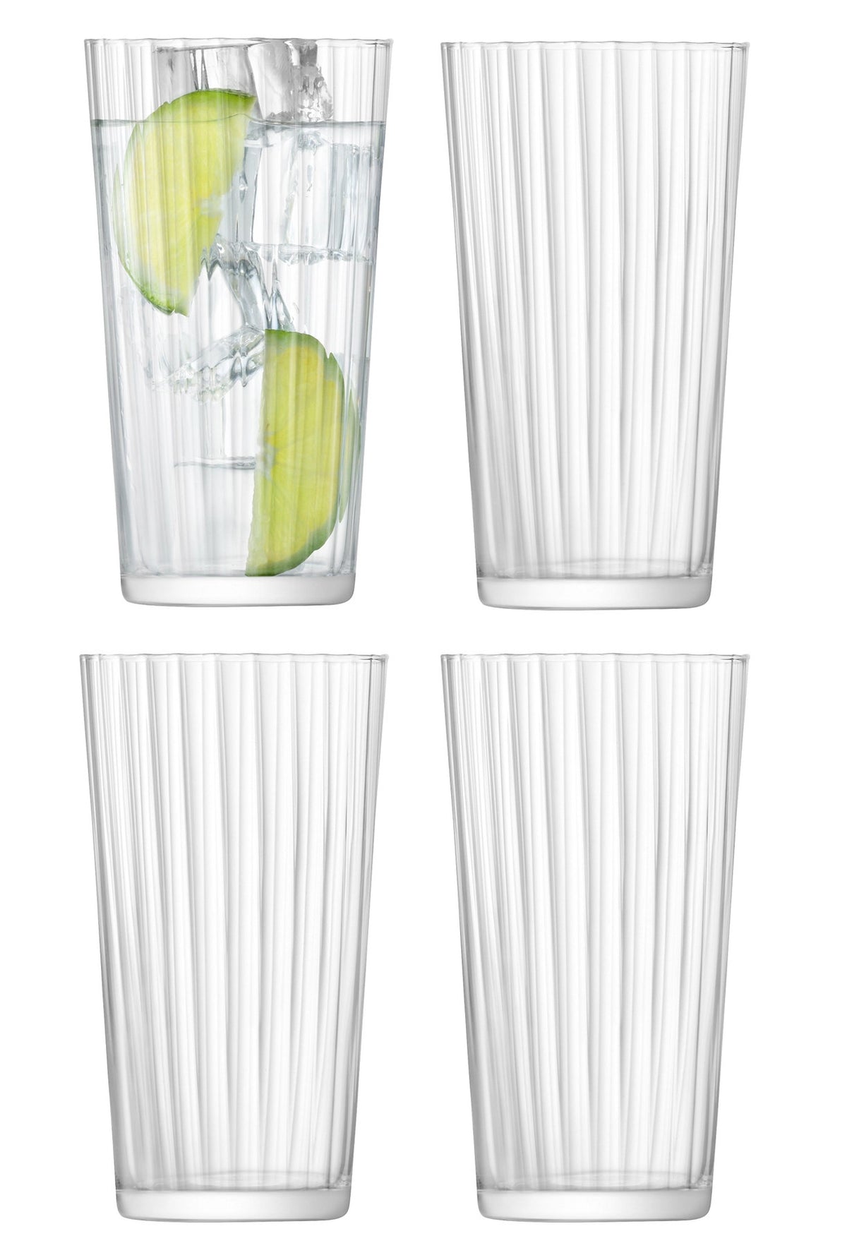 Vier transparente Highball-Gläser aus Glas mit linearer Textur, Modell Gio Line von LSA, Grösse D: 7cm x H: 12.8cm, auf hellem Hintergrund.