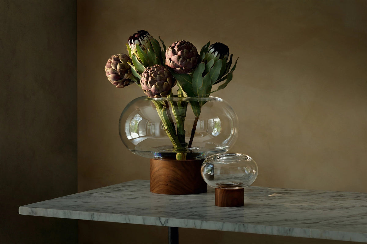 Oblate Vase Ø19.5cm, H21.5cm - klar walnuss in Transparent präsentiert im Onlineshop von KAQTU Design AG. Vase ist von LSA