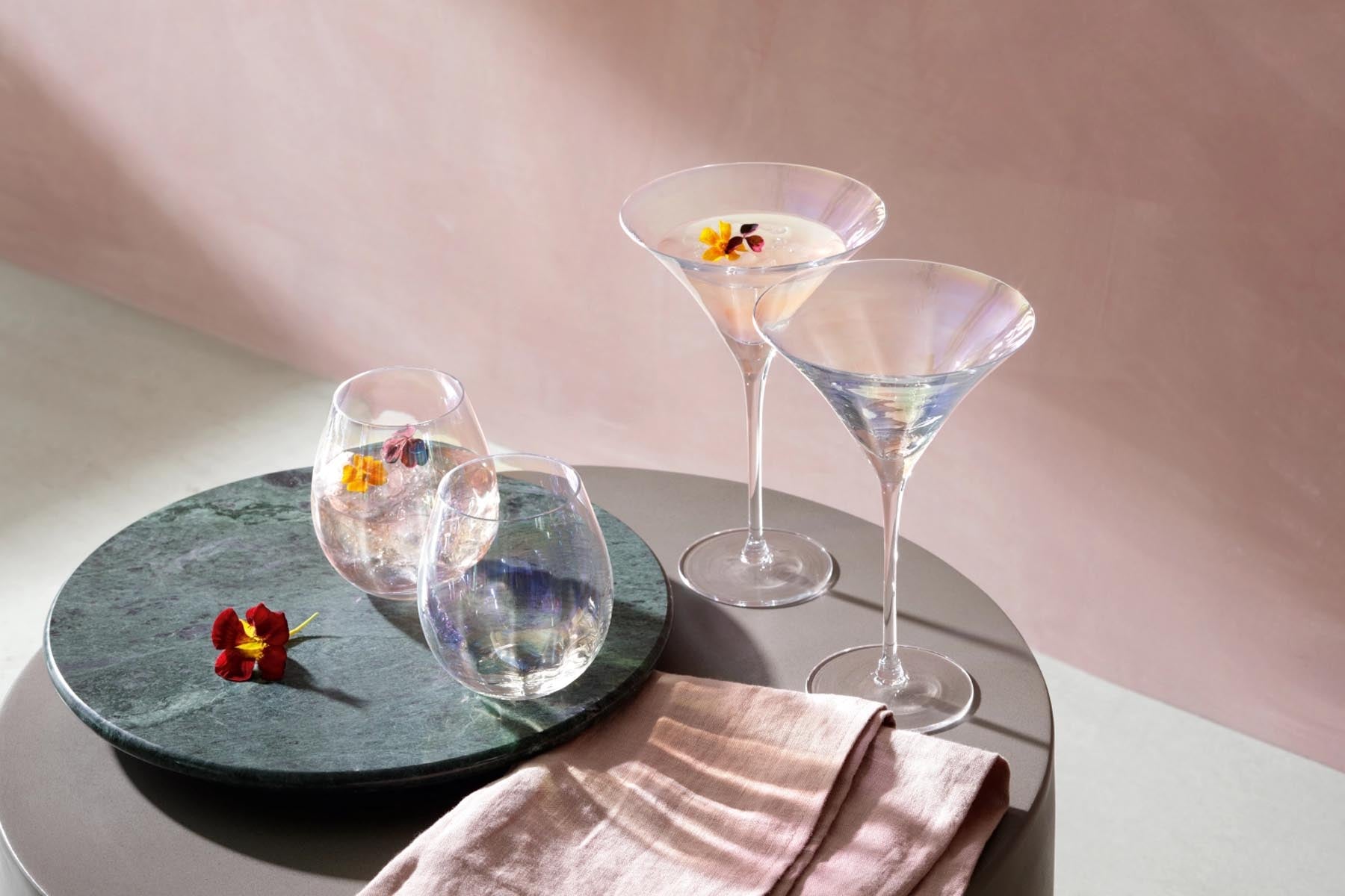 Elegantes 4er Set Becher in schimmerndem Perlmutt, ideal für Cocktails und besondere Anlässe, von LSA für stilvolle Tischdekoration.