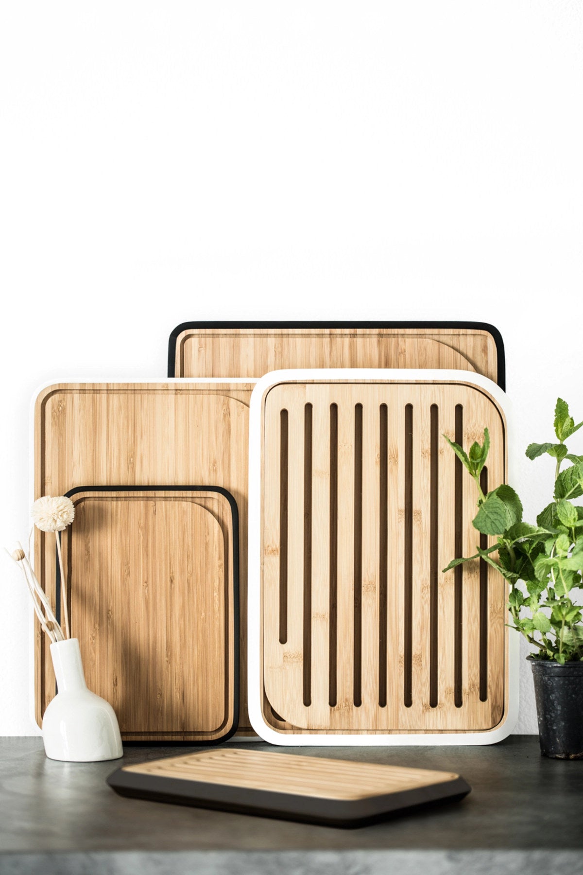 Pebbly Schneidebrett M, weiss 25x35cm in Braun präsentiert im Onlineshop von KAQTU Design AG. Schneidbrett ist von Pebbly