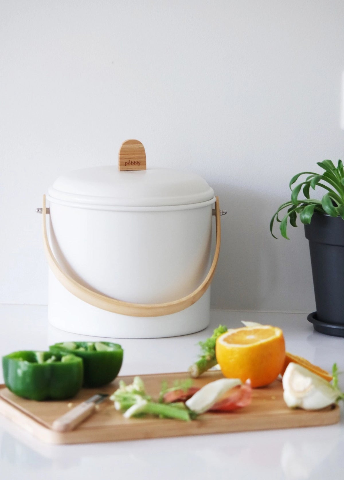 Pebbly Kompostbehälter 7l in Beige präsentiert im Onlineshop von KAQTU Design AG. Mülleimer ist von Pebbly
