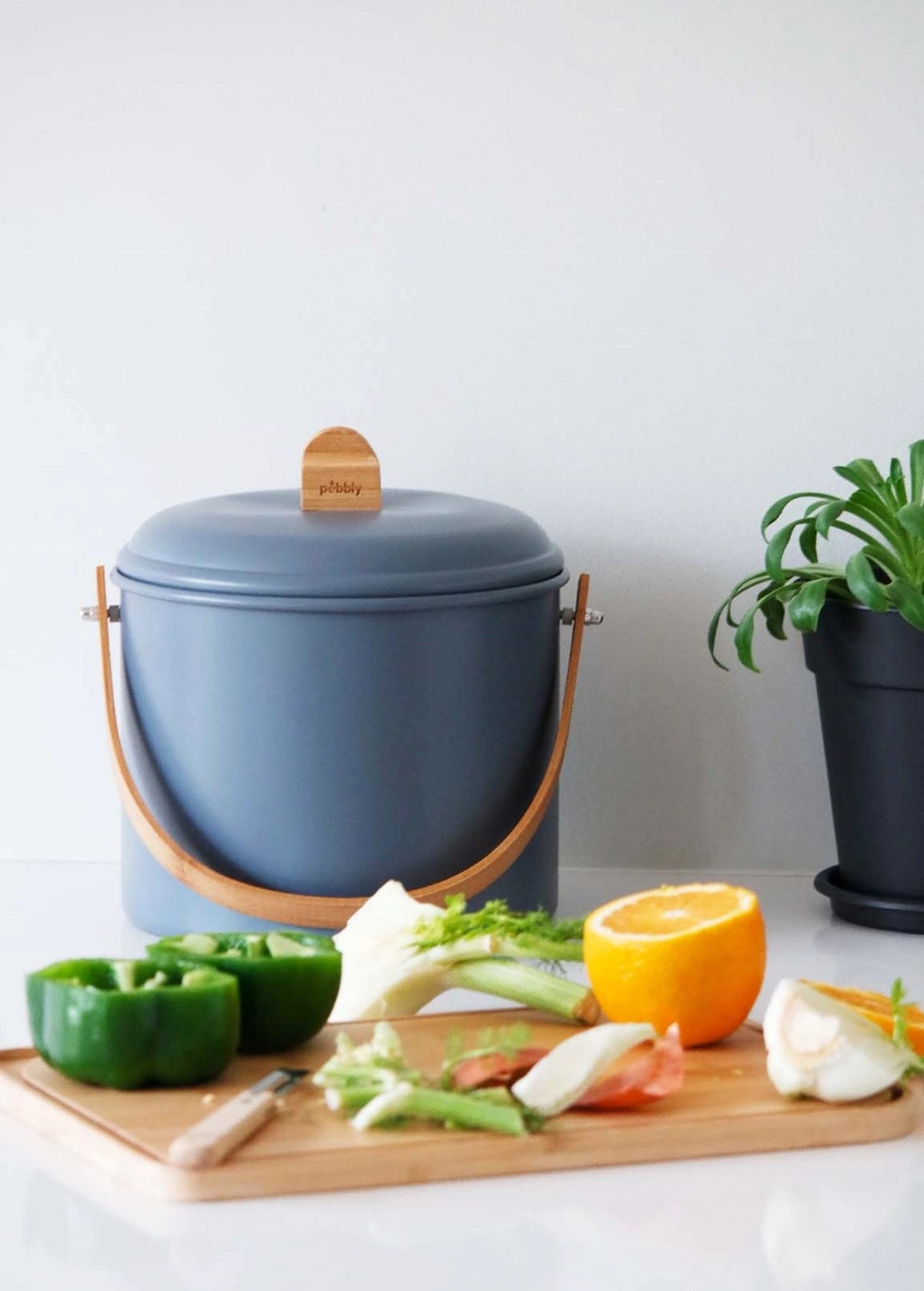 Pebbly Kompostbehälter 7l in Silber präsentiert im Onlineshop von KAQTU Design AG. Mülleimer ist von Pebbly