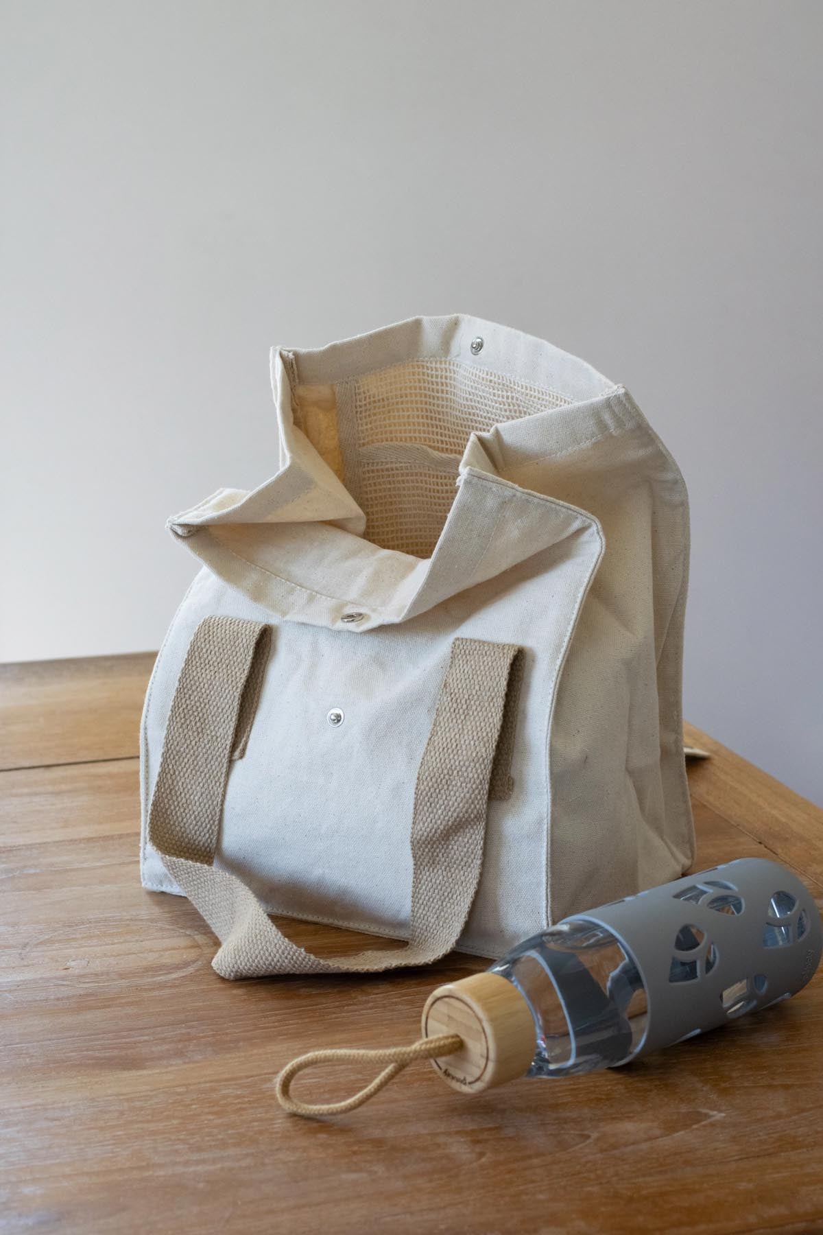 Stylische Lunch Tasche in natürlichem Beige, ideal für unterwegs. Perfekte Größe von 32x25x17cm für Snacks und Mahlzeiten.