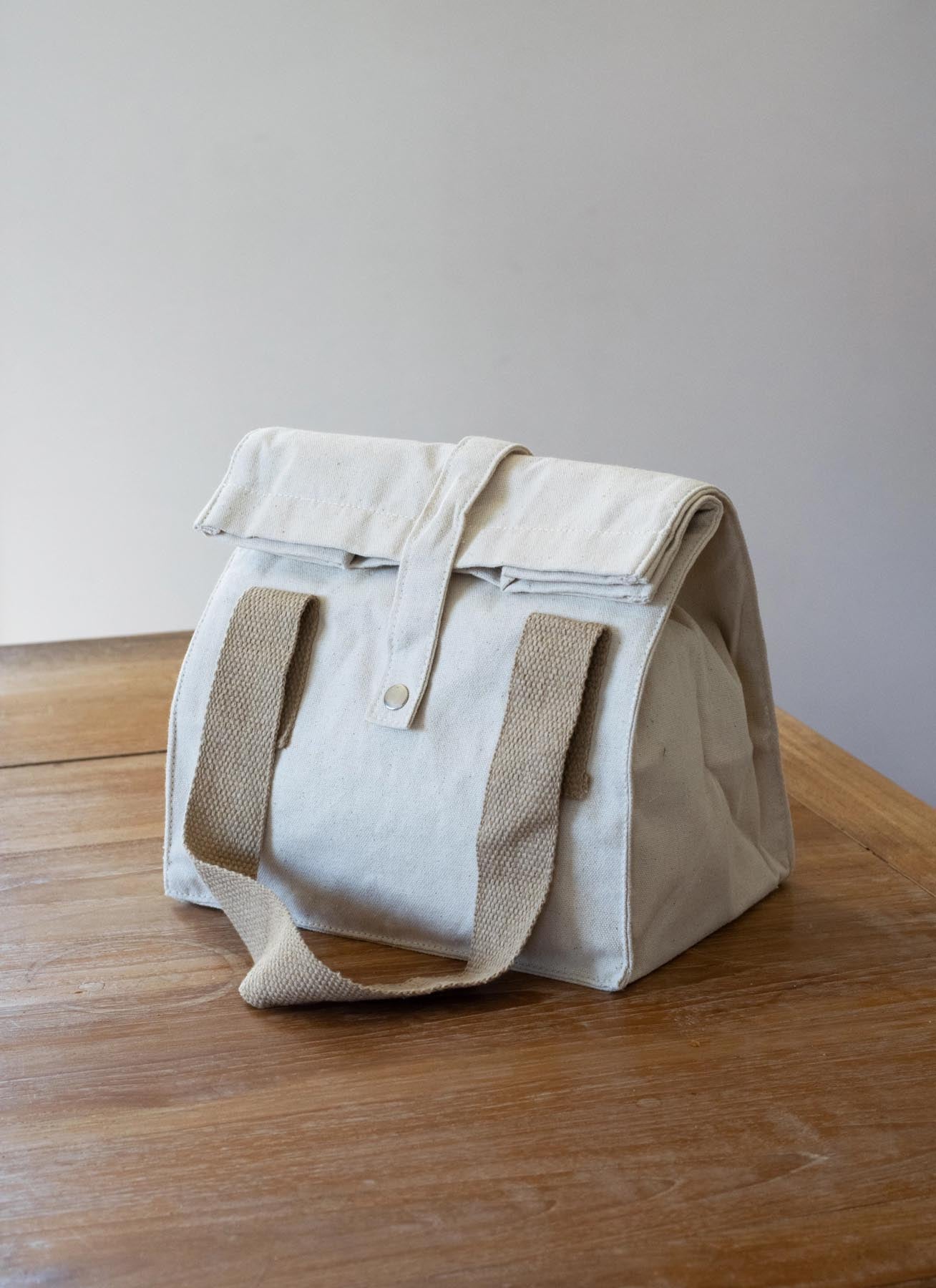 Moderne Lunch Tasche in sanftem Naturton, ideal für den täglichen Gebrauch. Geräumig mit 32x25x17cm, perfekt für Ihre Mahlzeiten und Snacks.