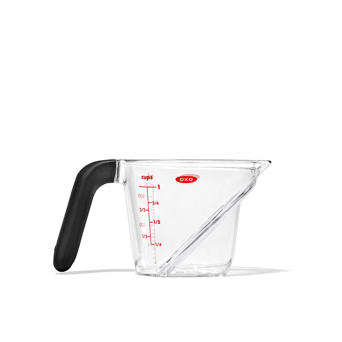 Abgewinkelter Messbecher, 250 ml in Transparent präsentiert im Onlineshop von KAQTU Design AG. Küchenhelfer ist von OXO