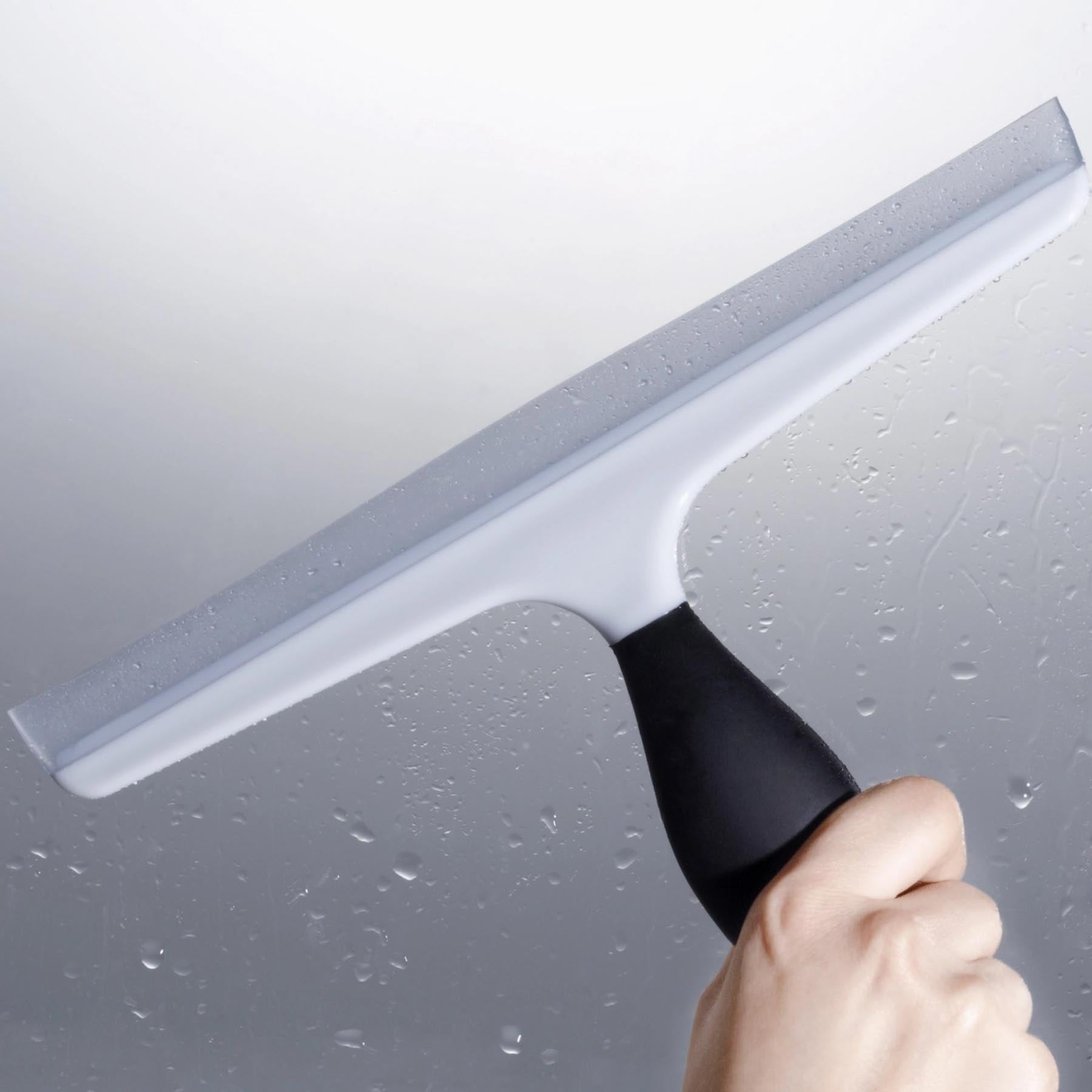 Praktischer GG Abzieher von OXO in Weiß, ideal für die Reinigung von glatten Oberflächen. Kompakt und funktional, perfekt für Bad und Küche.