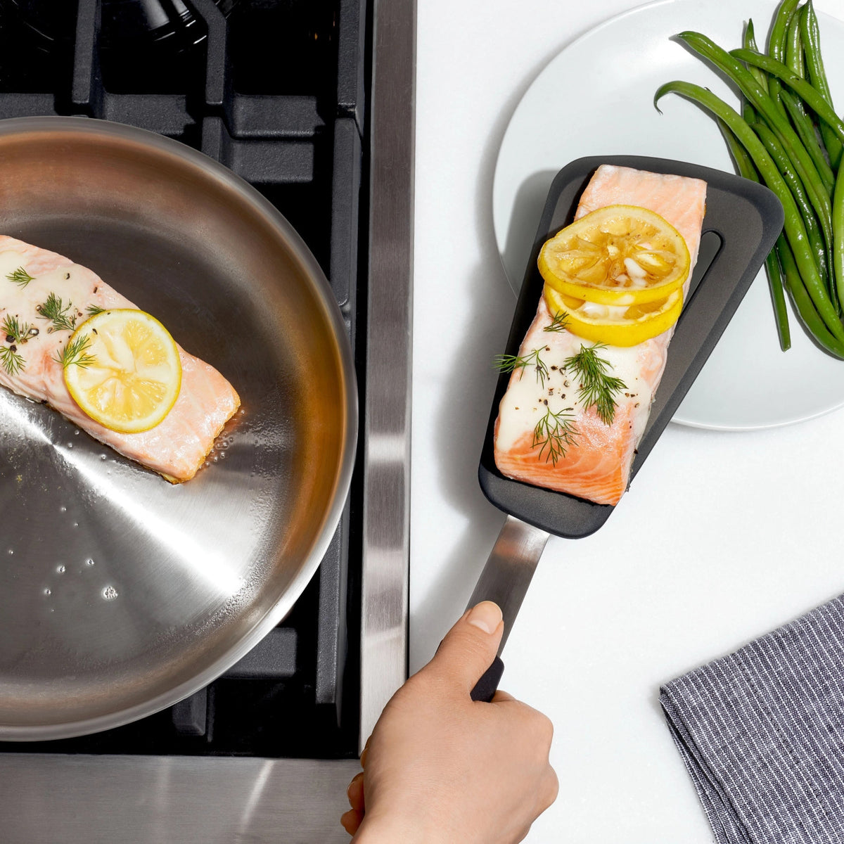 Flexibler Silikon-Pfannenwender 34 cm in Schwarz präsentiert im Onlineshop von KAQTU Design AG. Pfannenwender ist von OXO