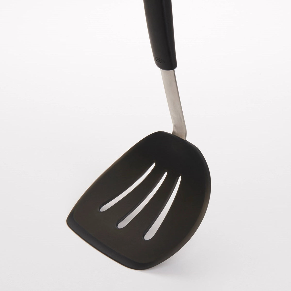 Flexibler Silikon-Pfannenwender oval 30 cm in Schwarz präsentiert im Onlineshop von KAQTU Design AG. Pfannenwender ist von OXO