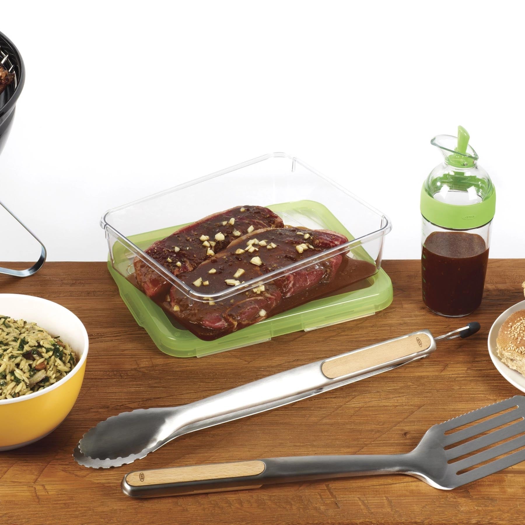 Grüner 350ml Salatdressing Shaker von OXO, ideal für die Zubereitung und Aufbewahrung von Dressings, stilvolles Design für jede Küche.