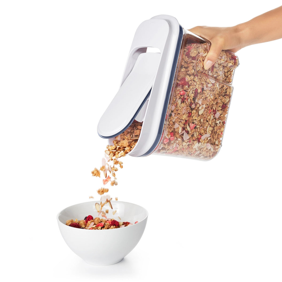 Pop Cerealien Dispenser, klein, 2.3 l in Transparent präsentiert im Onlineshop von KAQTU Design AG. Aufbewahrungsdose ist von OXO