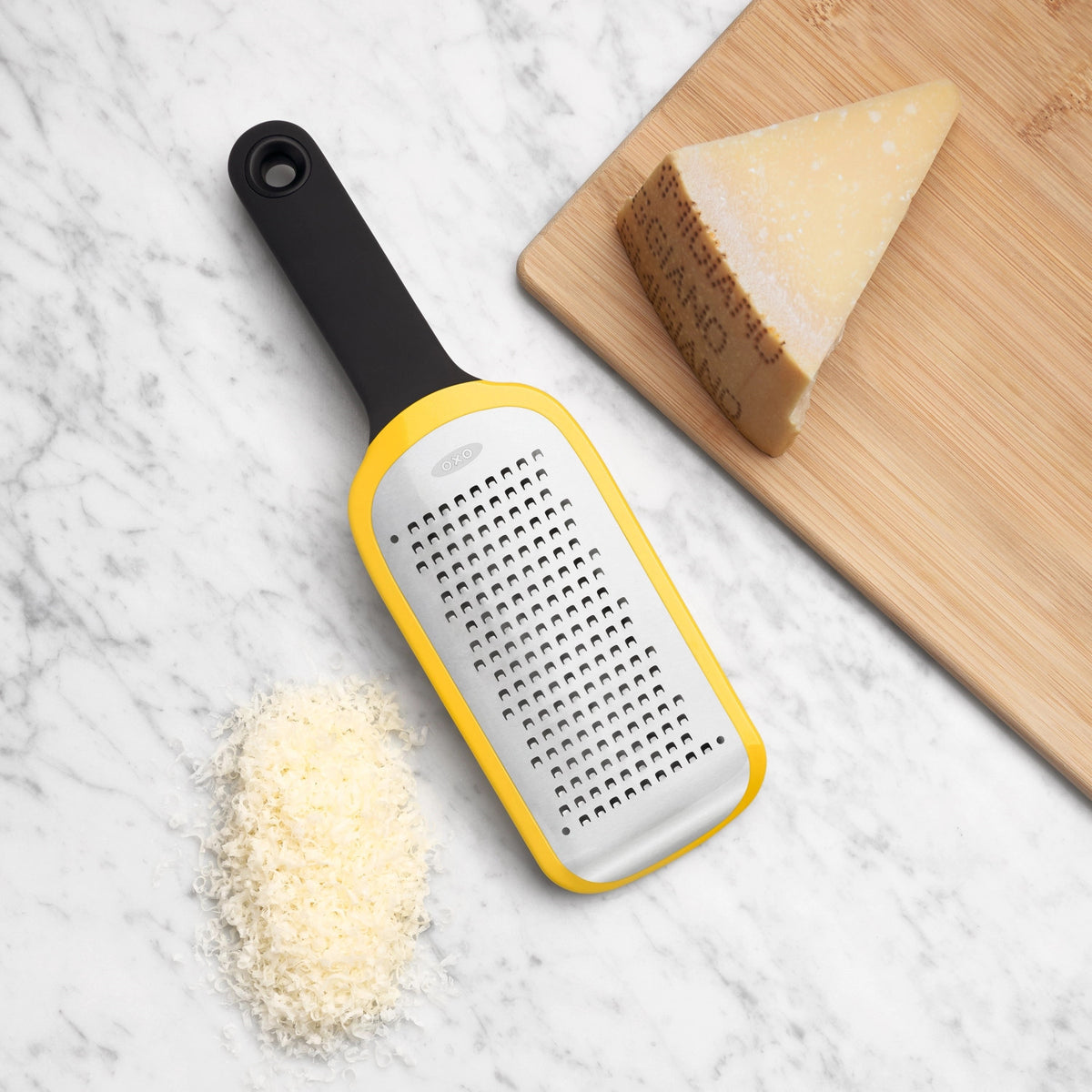 OXO Mittelfeine Reibe, geätzt in Gelb präsentiert im Onlineshop von KAQTU Design AG. Küchenhelfer ist von OXO