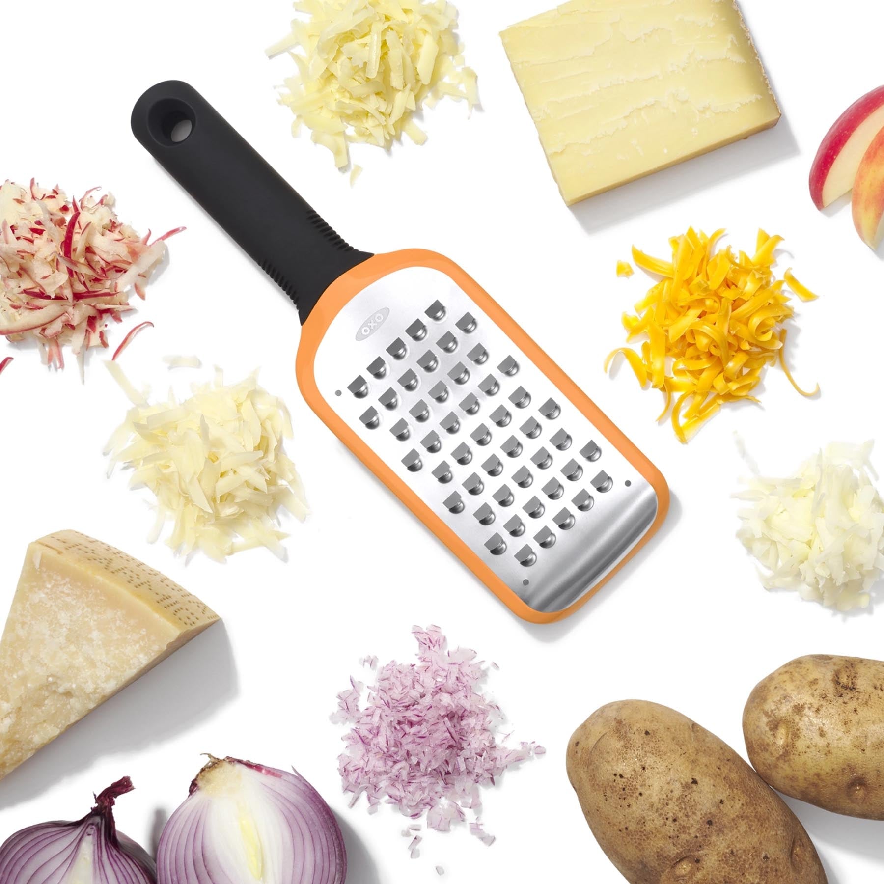Grob geätzte GG Reibe in leuchtendem Orange von OXO, ideal zum Reiben von Käse, Gemüse und mehr. Praktischer Küchenhelfer für kreative Kochideen.