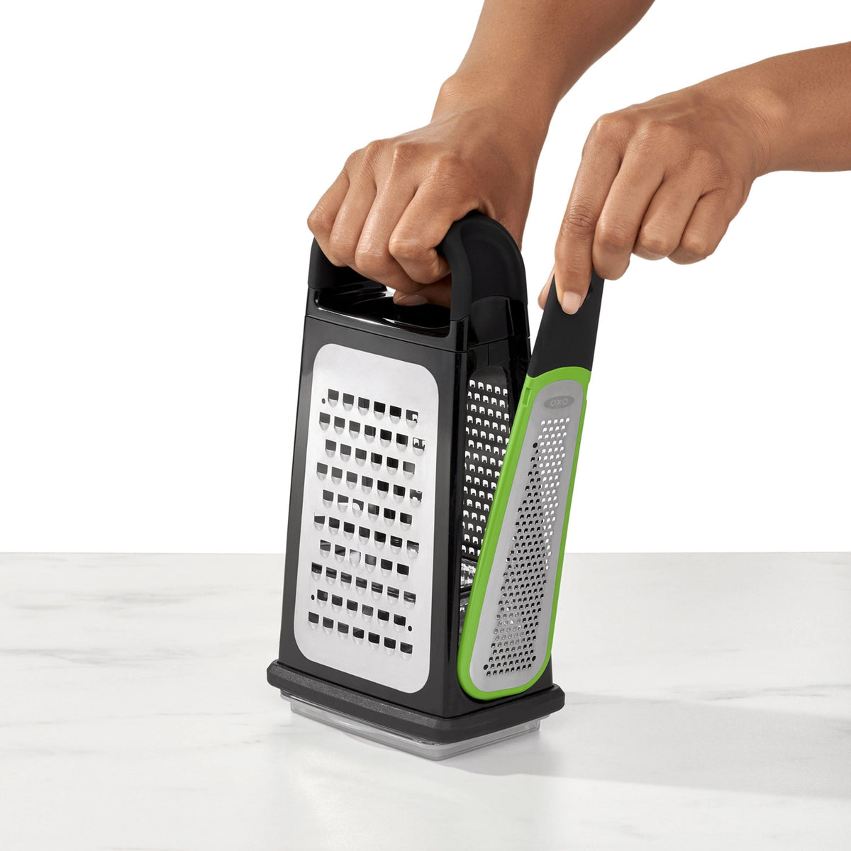 OXO Kastenreibe mit abnehmbarem Zestenreißer, geätzt in Schwarz präsentiert im Onlineshop von KAQTU Design AG. Küchenhelfer ist von OXO