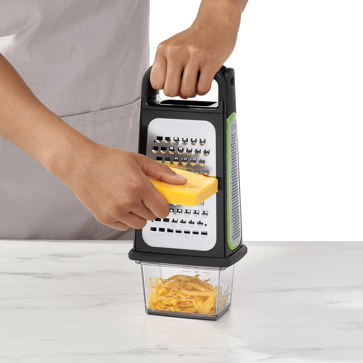 OXO Kastenreibe mit abnehmbarem Zestenreißer, geätzt in Schwarz präsentiert im Onlineshop von KAQTU Design AG. Küchenhelfer ist von OXO