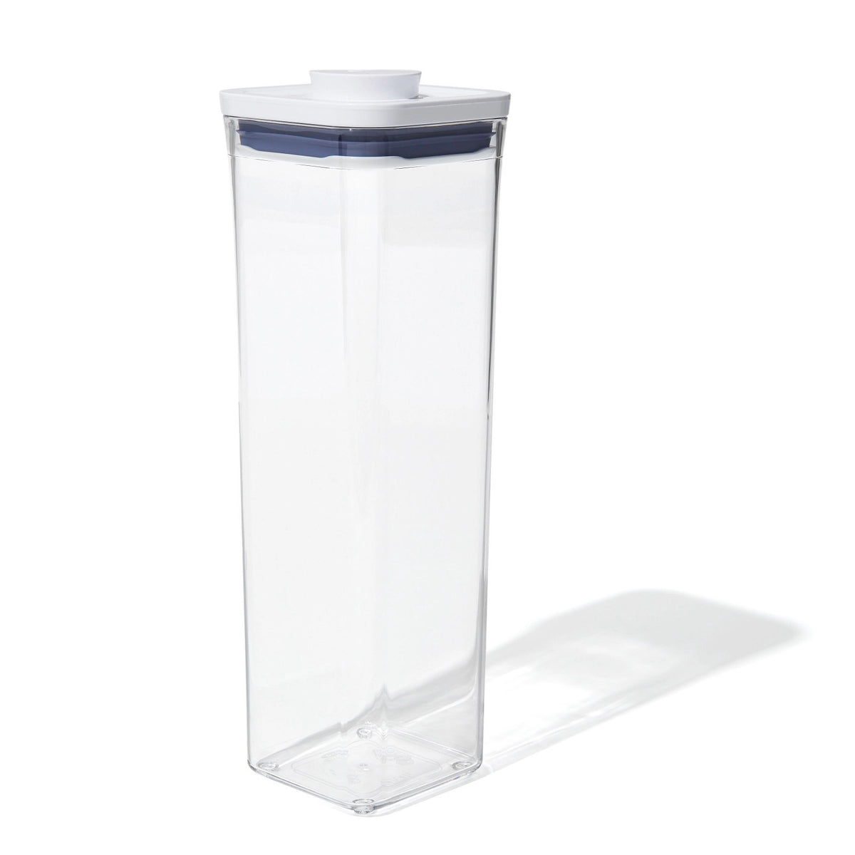 POP 2.0 Behälter hoch quadratisch, 10.6x10.6x32 cm, 2.1 l in Transparent präsentiert im Onlineshop von KAQTU Design AG. Aufbewahrungsdose ist von OXO