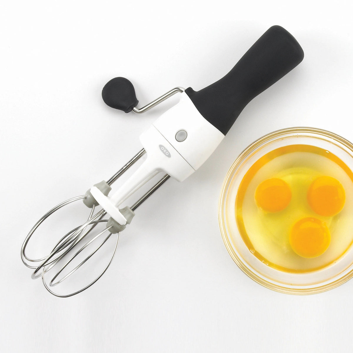 Handrührer, weiss in Weiss präsentiert im Onlineshop von KAQTU Design AG. Backutensilien ist von OXO