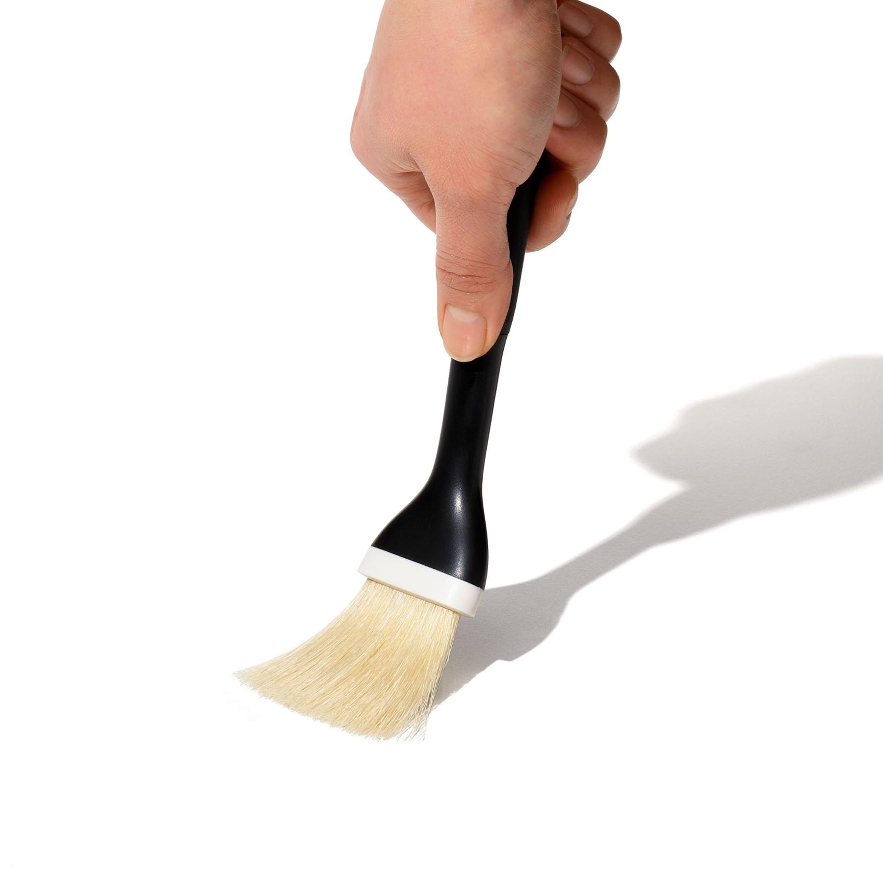 Eleganter Backpinsel von OXO, 24x5cm, ideal für präzises Bestreichen von Teig und Gebäck dank weicher Naturborsten.
