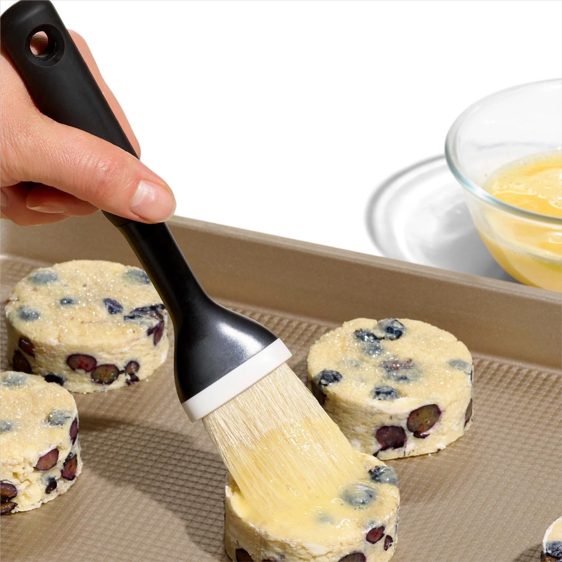 Hochwertiger Backpinsel von OXO mit Naturborsten, 24x5cm, perfekt für feine Backarbeiten und kreative Dekorationen in der Küche.