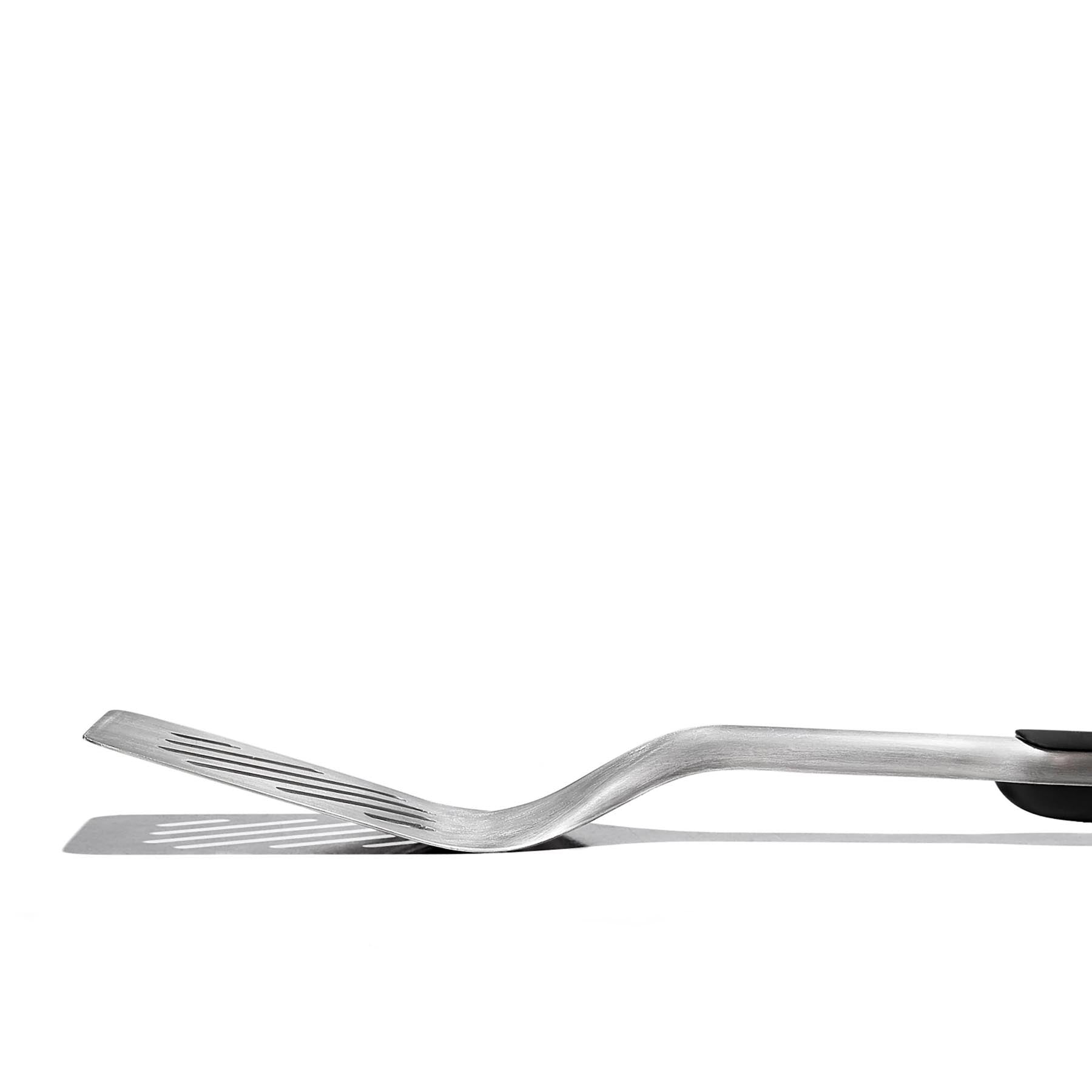 Robuster Grillwender von OXO, ideal für präzises Wenden von Fleisch und Gemüse, mit ergonomischem Griff für optimalen Komfort beim Grillen.