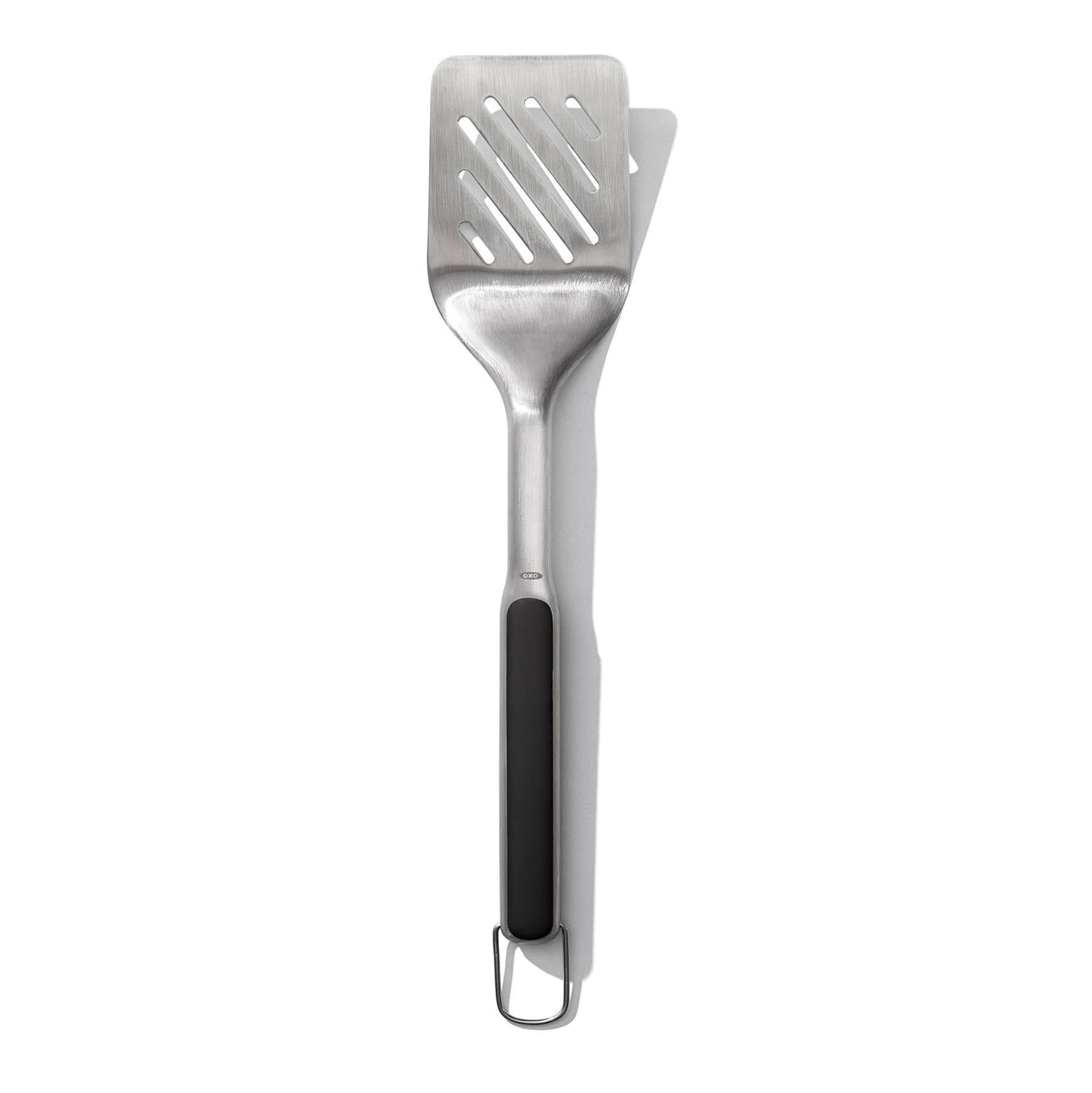 Hochwertiger Grillwender von OXO, perfekt zum Wenden von Grillgut, mit rutschfestem Griff für sicheren Halt und einfache Handhabung.