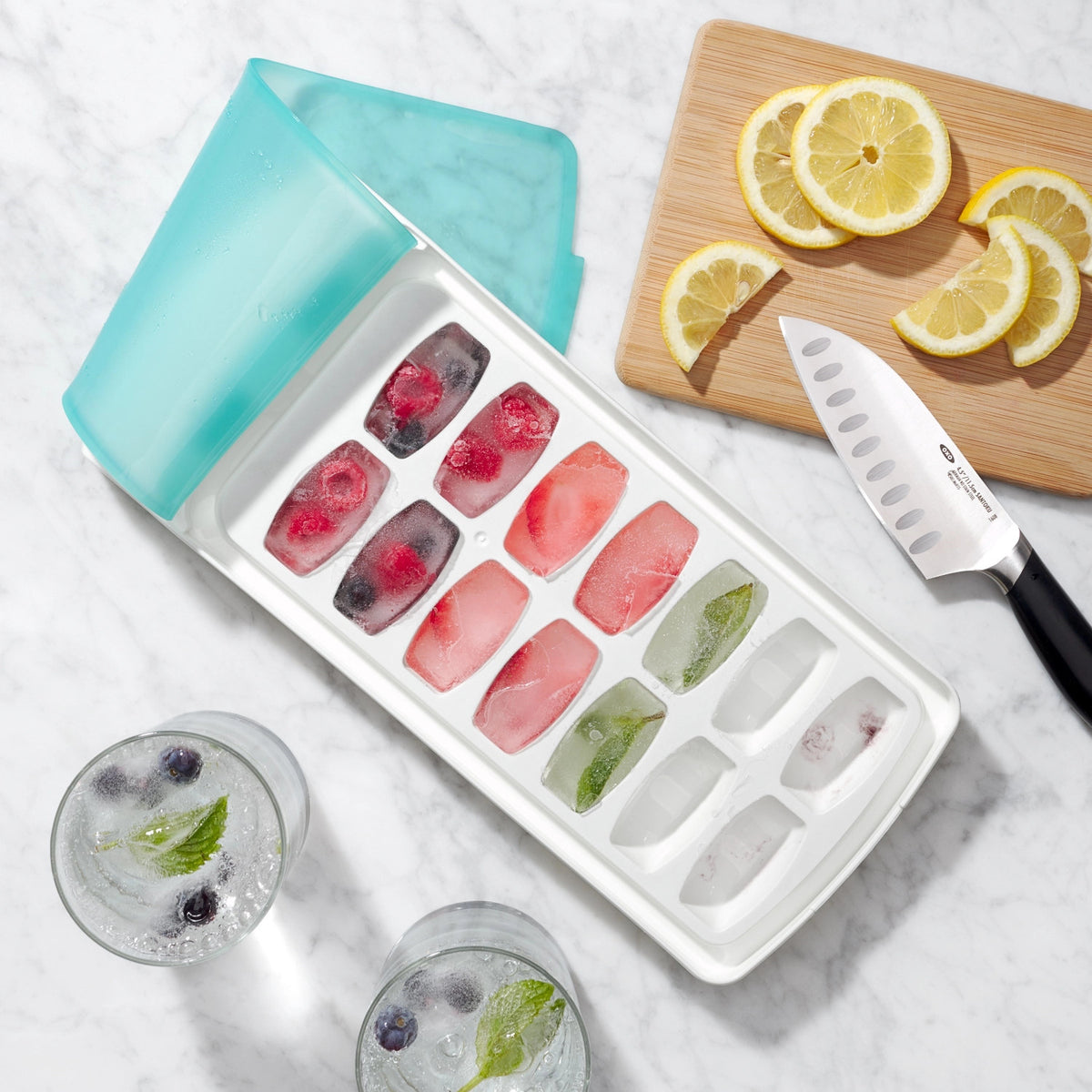 Good Grips auslaufsichere Eiswürfelschale in Blau präsentiert im Onlineshop von KAQTU Design AG.  ist von OXO