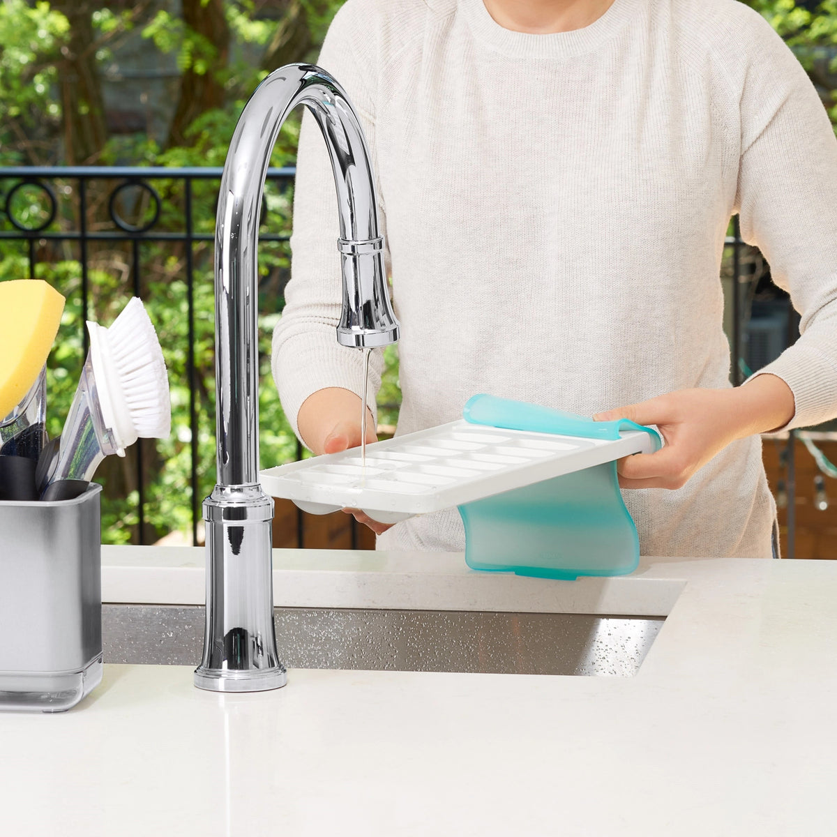 Good Grips auslaufsichere Eiswürfelschale in Blau präsentiert im Onlineshop von KAQTU Design AG.  ist von OXO