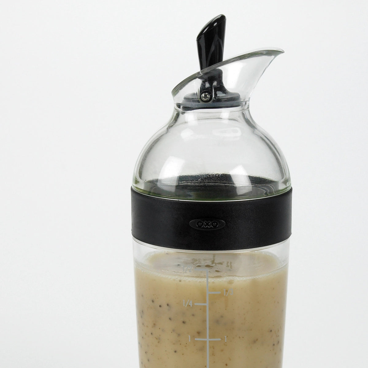 Salatdressing Shaker gross 350ml, schwarz in Schwarz präsentiert im Onlineshop von KAQTU Design AG. Salatzubehör ist von OXO