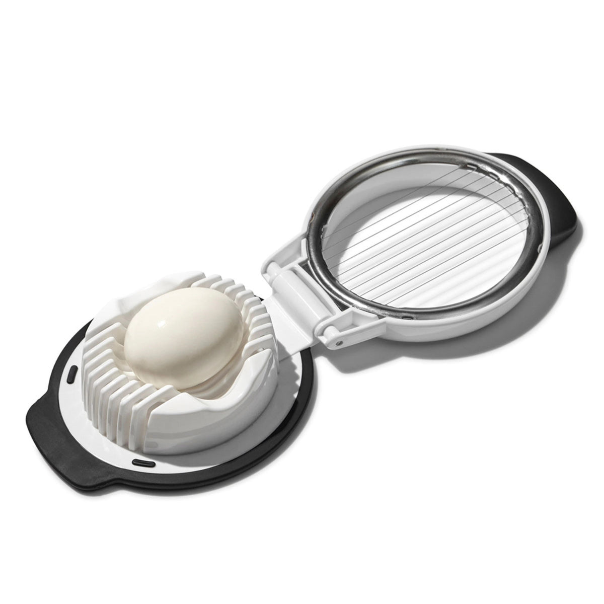 Eierschneider weissschwarz in Schwarz präsentiert im Onlineshop von KAQTU Design AG. Küchenhelfer ist von OXO